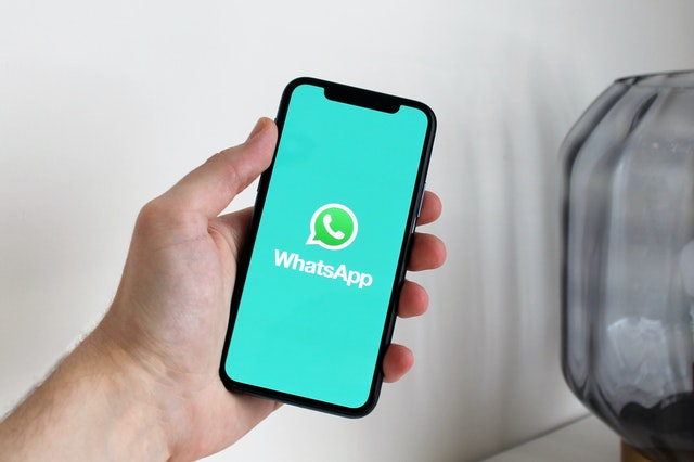 Smartphone mit WhatsApp-Symbol