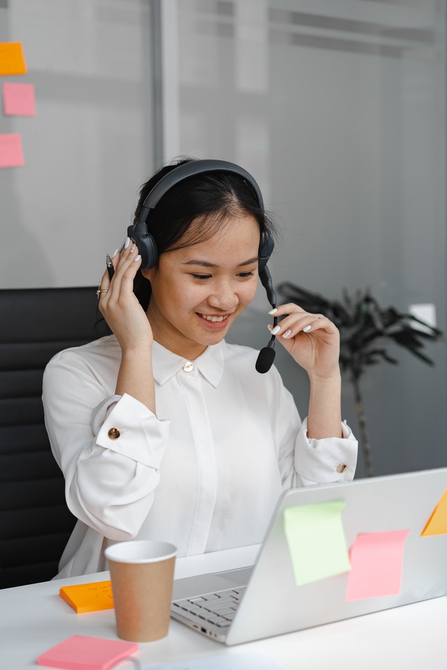 Frau telefoniert per Headset